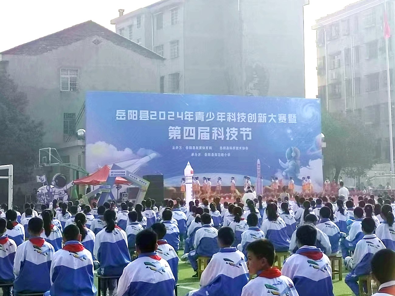 江南体育·（中国）官方网站宣传车亮相“岳阳县2024年青少年科技创新大赛暨第四届科技节”